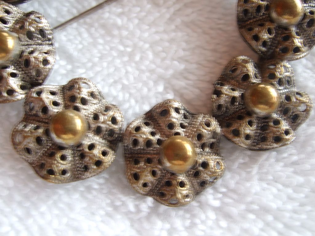 Vintage, Large Round Floral, 2 tone Metal, Brooch Pin Vintage, Large Round Floral, 2 tone Metal, Brooch Pin
