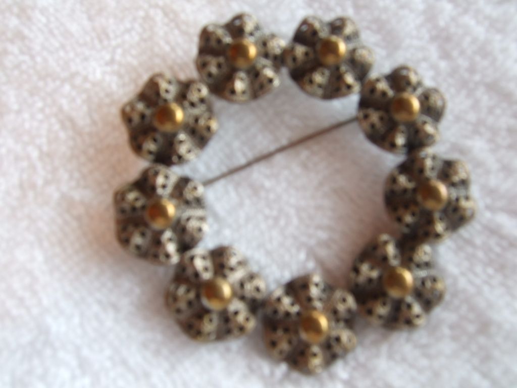 Vintage, Large Round Floral, 2 tone Metal, Brooch Pin Vintage, Large Round Floral, 2 tone Metal, Brooch Pin