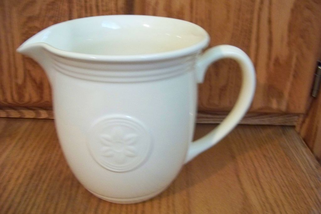 Oneida Petals Yellow Pottery Pitcher Oneida Petals Yellow Pottery Pitcher