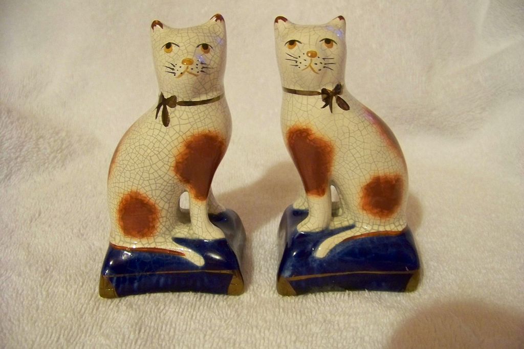 Vintage Pair of Staffordshire Cat Pottery Figurines Vintage Pair of Staffordshire Cat Pottery Figurines