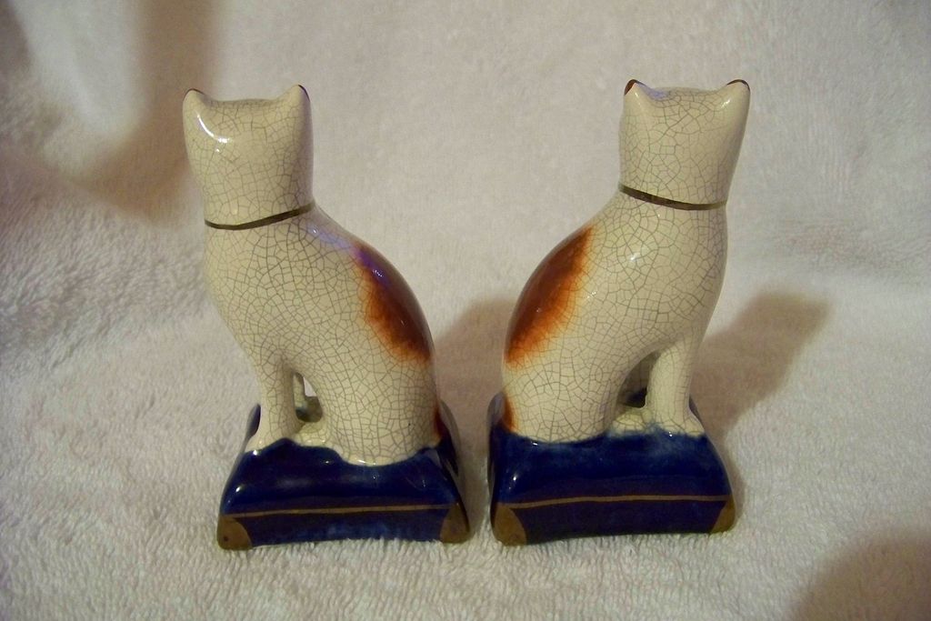 Vintage Pair of Staffordshire Cat Pottery Figurines Vintage Pair of Staffordshire Cat Pottery Figurines