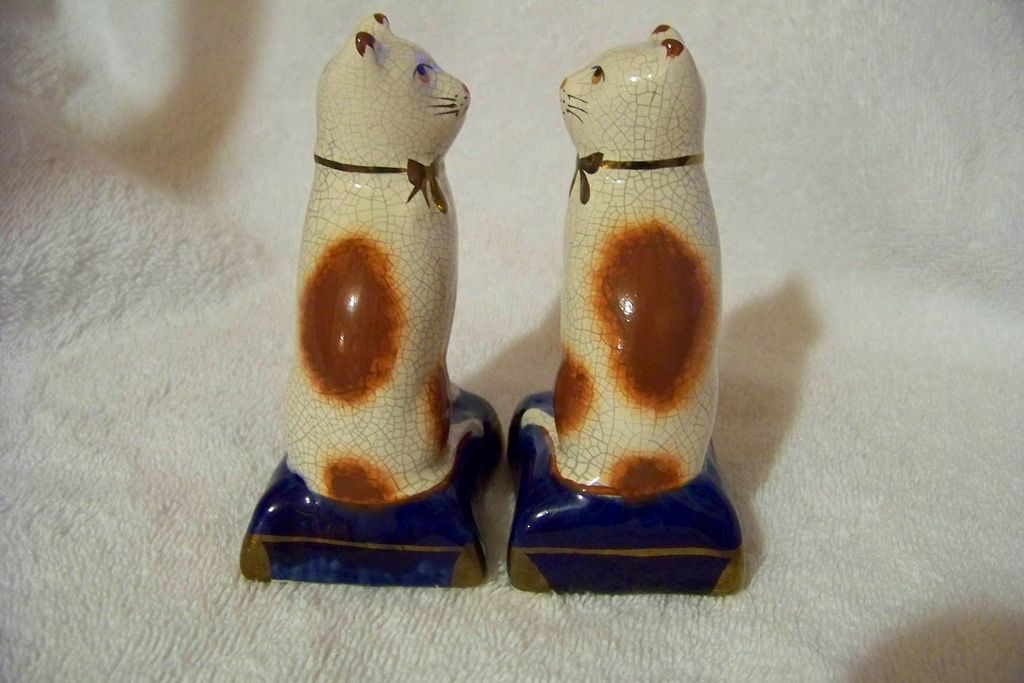 Vintage Pair of Staffordshire Cat Pottery Figurines Vintage Pair of Staffordshire Cat Pottery Figurines