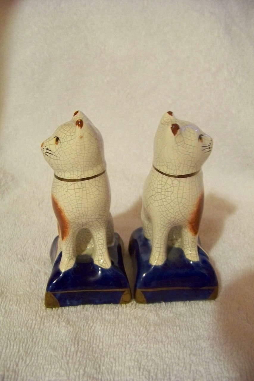 Vintage Pair of Staffordshire Cat Pottery Figurines Vintage Pair of Staffordshire Cat Pottery Figurines