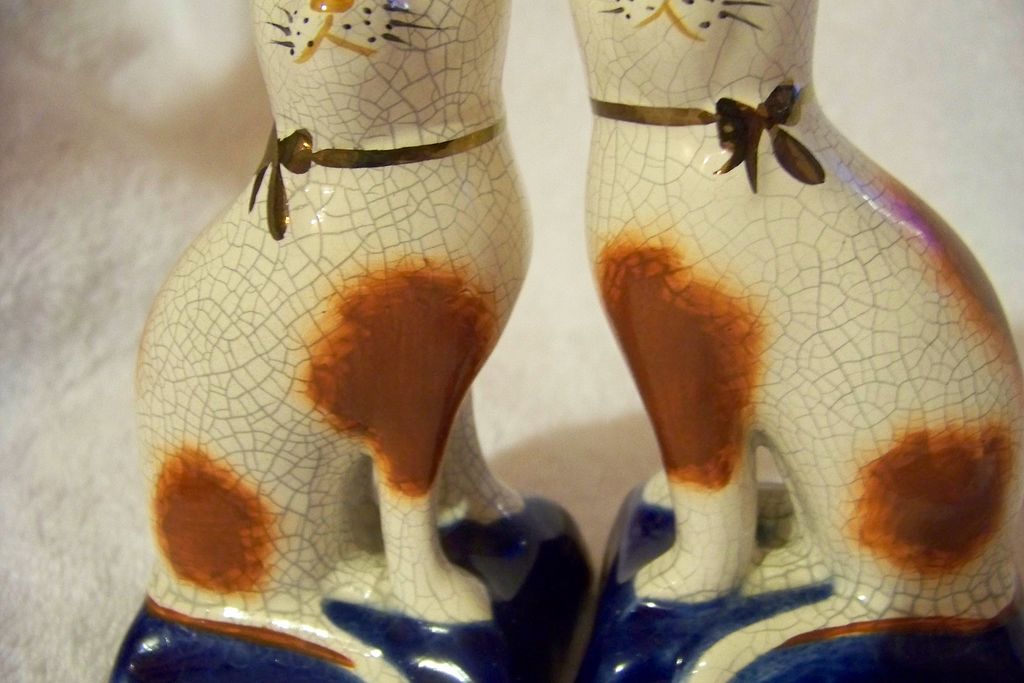 Vintage Pair of Staffordshire Cat Pottery Figurines Vintage Pair of Staffordshire Cat Pottery Figurines