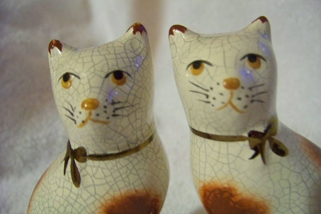 Vintage Pair of Staffordshire Cat Pottery Figurines Vintage Pair of Staffordshire Cat Pottery Figurines