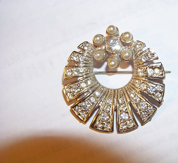 Vintage Rhinestone & Faux Pearl Brooch Pin Vintage Rhinestone & Faux Pearl Brooch Pin