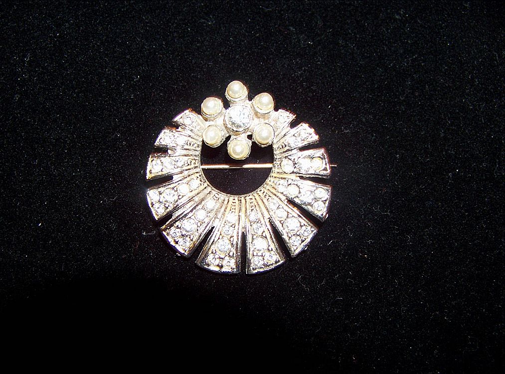 Vintage Rhinestone & Faux Pearl Brooch Pin Vintage Rhinestone & Faux Pearl Brooch Pin