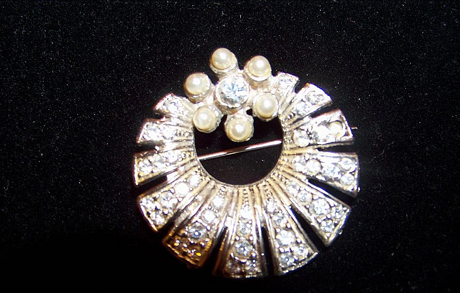 Vintage Rhinestone & Faux Pearl Brooch Pin Vintage Rhinestone & Faux Pearl Brooch Pin