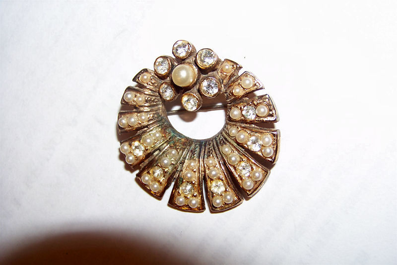Vintage Round Rhinestones & Faux Pearl Brooch Pin Vintage Round Rhinestones & Faux Pearl Brooch Pin