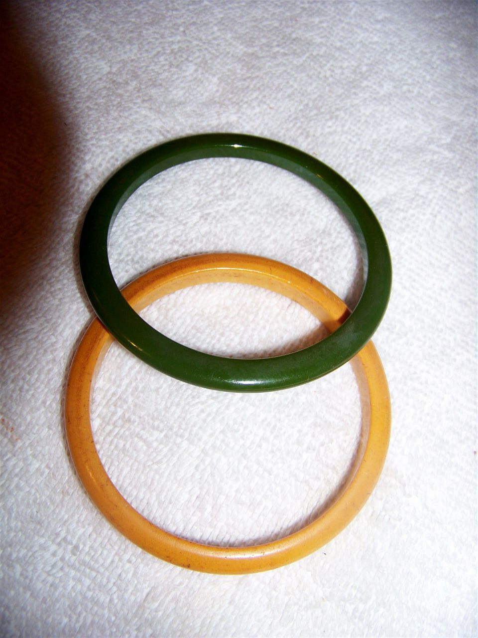 2 Bakelite Bangle Bracelets, Butterscotch & Olive Green 2 Bakelite Bangle Bracelets, Butterscotch & Olive Green