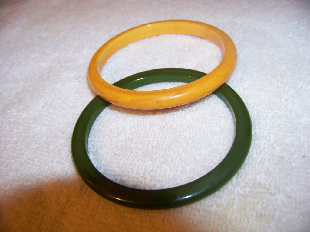 2 Bakelite Bangle Bracelets, Butterscotch & Olive Green 2 Bakelite Bangle Bracelets, Butterscotch & Olive Green
