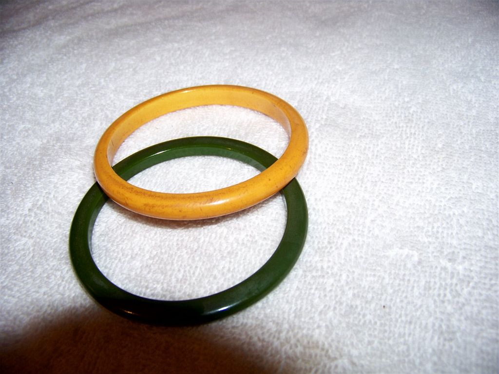 2 Bakelite Bangle Bracelets, Butterscotch & Olive Green 2 Bakelite Bangle Bracelets, Butterscotch & Olive Green
