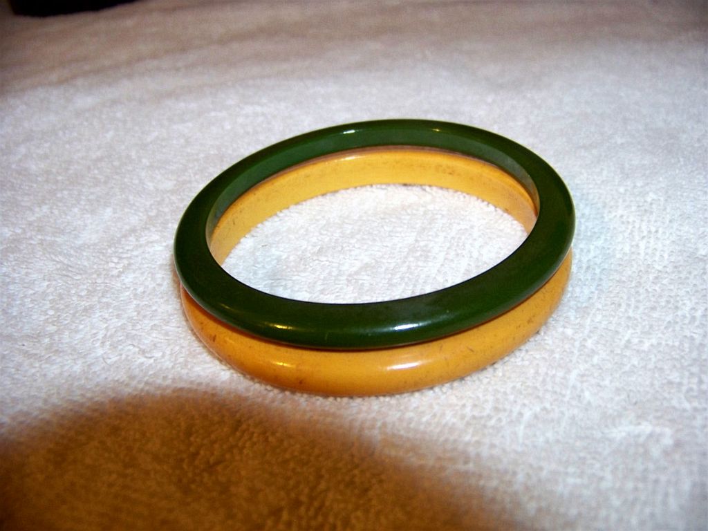 2 Bakelite Bangle Bracelets, Butterscotch & Olive Green 2 Bakelite Bangle Bracelets, Butterscotch & Olive Green