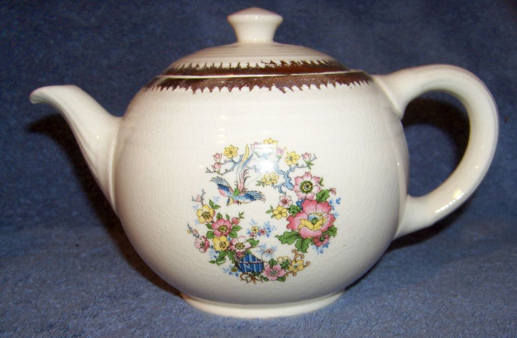 Tea Pot W Bird & Floral Pattern, With Gold Trim. 77 Tea Pot W Bird & Floral Pattern, With Gold Trim. 77