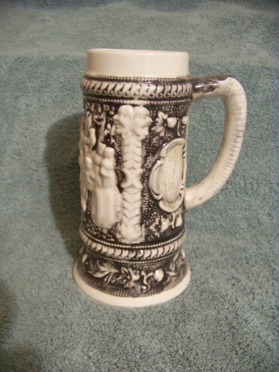 Large Black & White Beer Mug W People & Floral Pattern Large Black & White Beer Mug W People & Floral Pattern