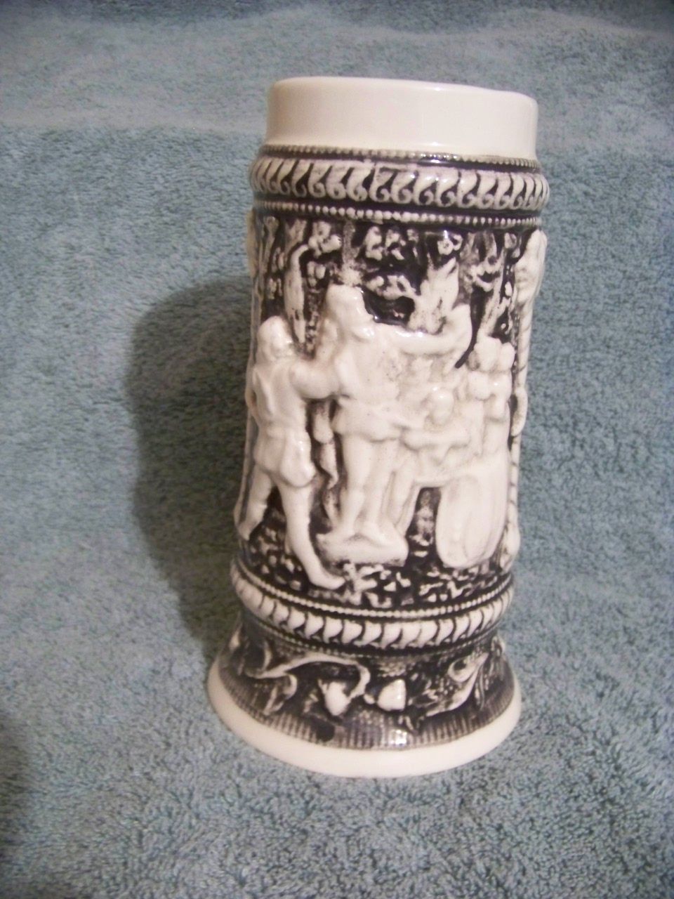 Large Black & White Beer Mug W People & Floral Pattern Large Black & White Beer Mug W People & Floral Pattern