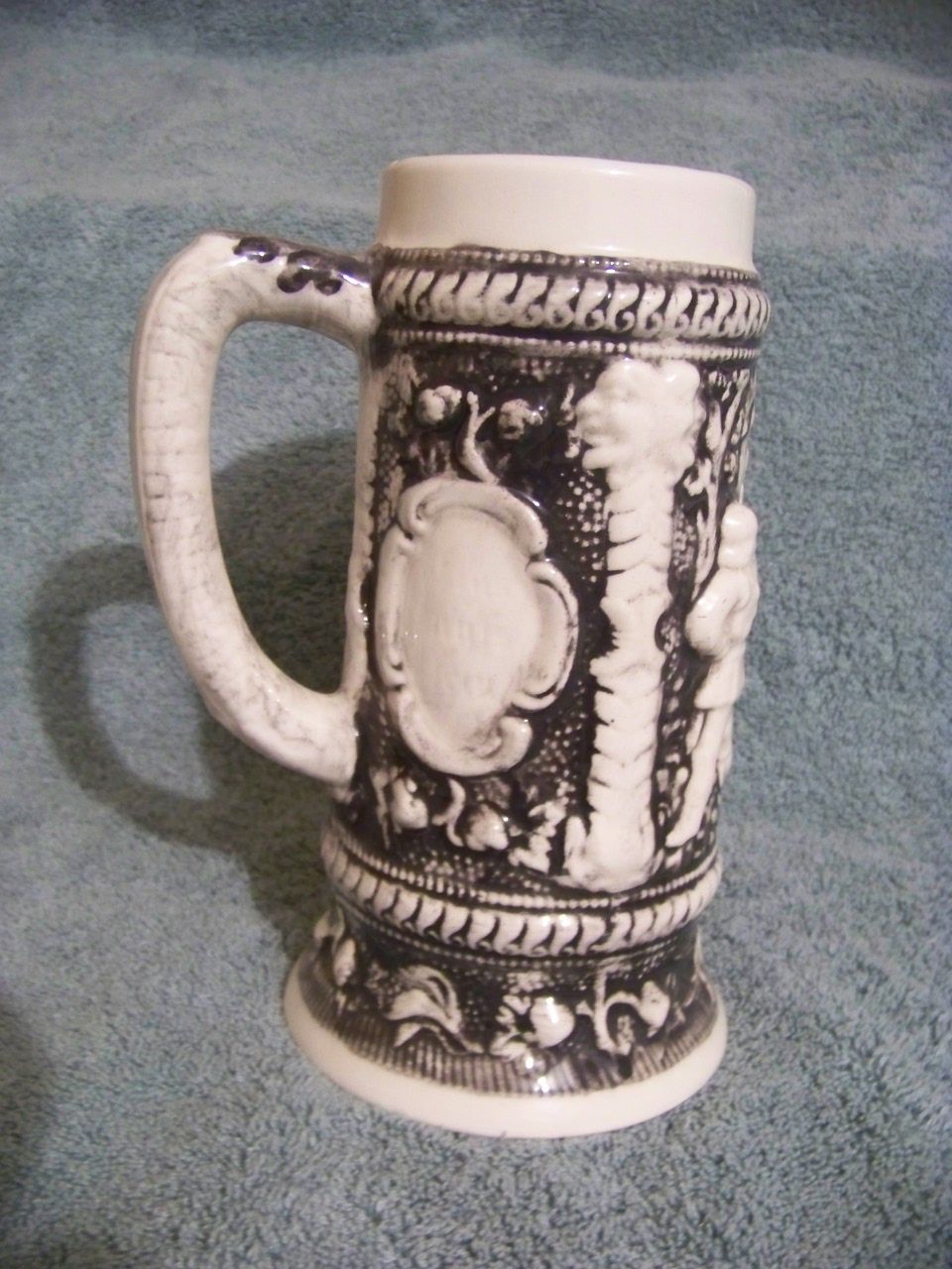 Large Black & White Beer Mug W People & Floral Pattern Large Black & White Beer Mug W People & Floral Pattern