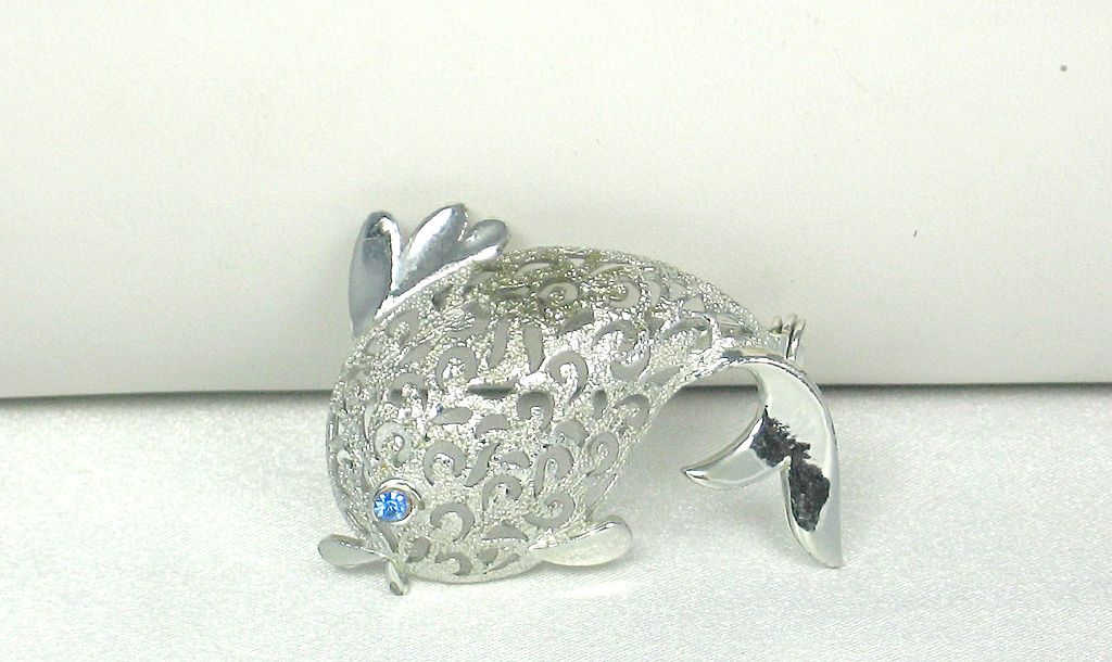 Vintage Openwork Metal J.J. Fish Pin Vintage Openwork Metal J.J. Fish Pin