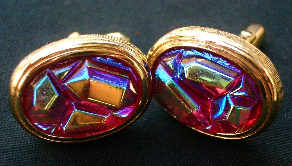 Vintage Tivoli Bright Red Iridized Glass Cabochon Cufflinks Gold Tone New in Box Vintage Tivoli Bright Red Iridized Glass Cabochon Cufflinks Gold Tone New in Box