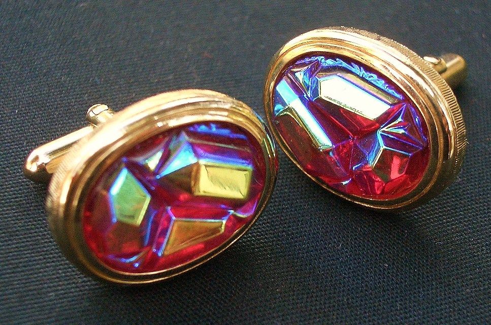 Vintage Tivoli Bright Red Iridized Glass Cabochon Cufflinks Gold Tone New in Box Vintage Tivoli Bright Red Iridized Glass Cabochon Cufflinks Gold Tone New in Box