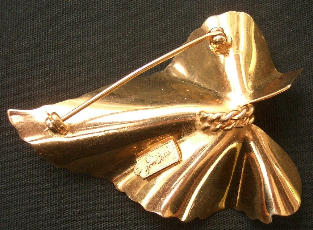 Vintage Gold Tone Leaf Coro Pegasus Pin Vintage Gold Tone Leaf Coro Pegasus Pin