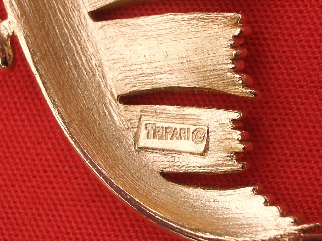 Vintage Trifari Crown Feather Pin Gold Tone Vintage Trifari Crown Feather Pin Gold Tone