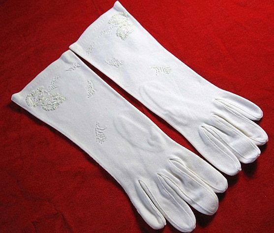Vintage White Cotton Gloves with Hand Sewn Seed Beads Vintage White Cotton Gloves with Hand Sewn Seed Beads