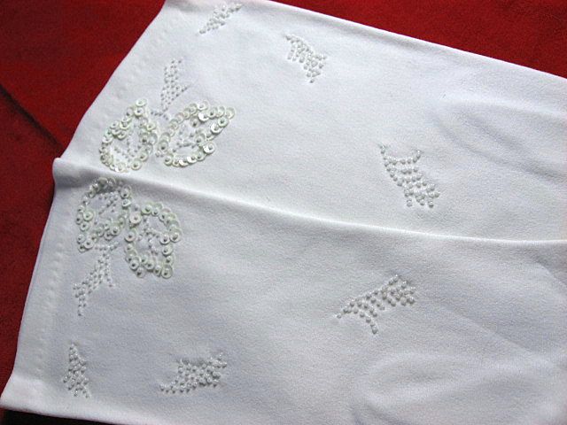 Vintage White Cotton Gloves with Hand Sewn Seed Beads Vintage White Cotton Gloves with Hand Sewn Seed Beads
