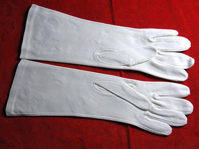 Vintage White Cotton Gloves with Hand Sewn Seed Beads Vintage White Cotton Gloves with Hand Sewn Seed Beads