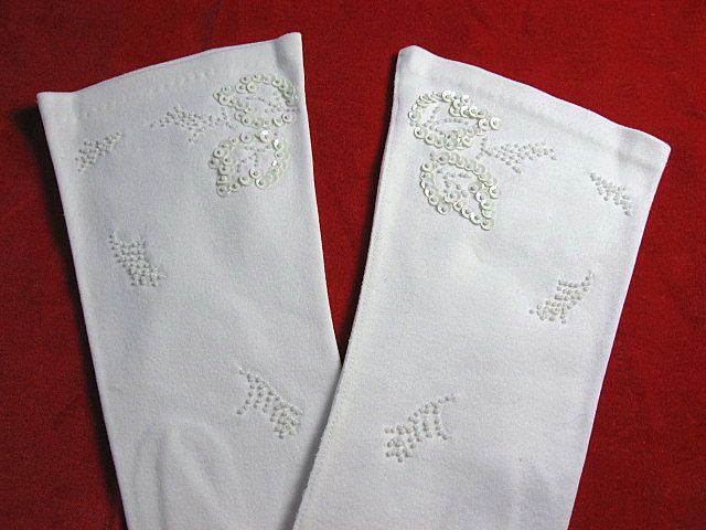 Vintage White Cotton Gloves with Hand Sewn Seed Beads Vintage White Cotton Gloves with Hand Sewn Seed Beads