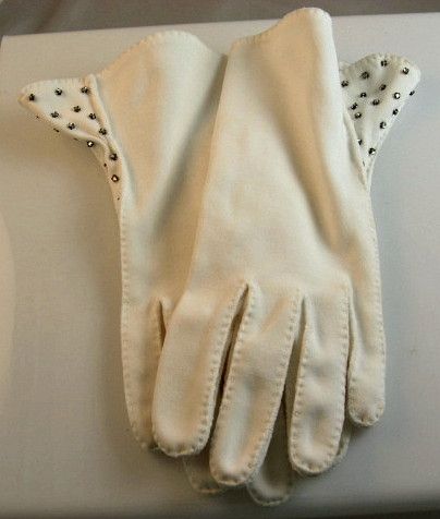 Fabulous White Cotton Gloves with Sparkling Rhinestones Fabulous White Cotton Gloves with Sparkling Rhinestones