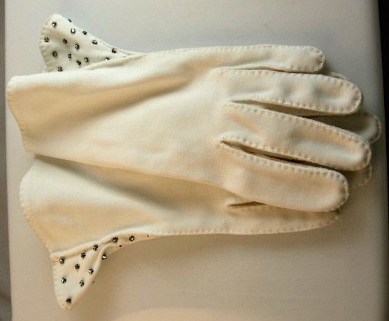 Fabulous White Cotton Gloves with Sparkling Rhinestones Fabulous White Cotton Gloves with Sparkling Rhinestones