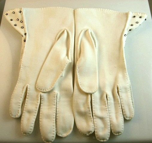 Fabulous White Cotton Gloves with Sparkling Rhinestones Fabulous White Cotton Gloves with Sparkling Rhinestones