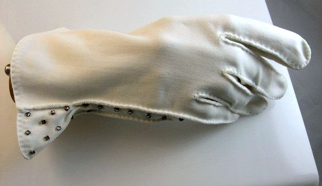 Fabulous White Cotton Gloves with Sparkling Rhinestones Fabulous White Cotton Gloves with Sparkling Rhinestones