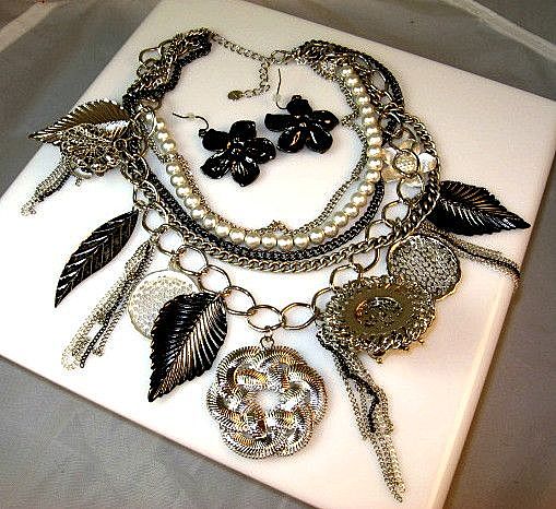 Drippy Black and Silver Flower Leaf Necklace Set Drippy Black and Silver Flower Leaf Necklace Set