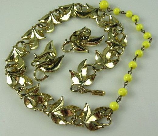 Lovely Coro Yellow Enamel Leaf Necklace and Earring Set Lovely Coro Yellow Enamel Leaf Necklace and Earring Set