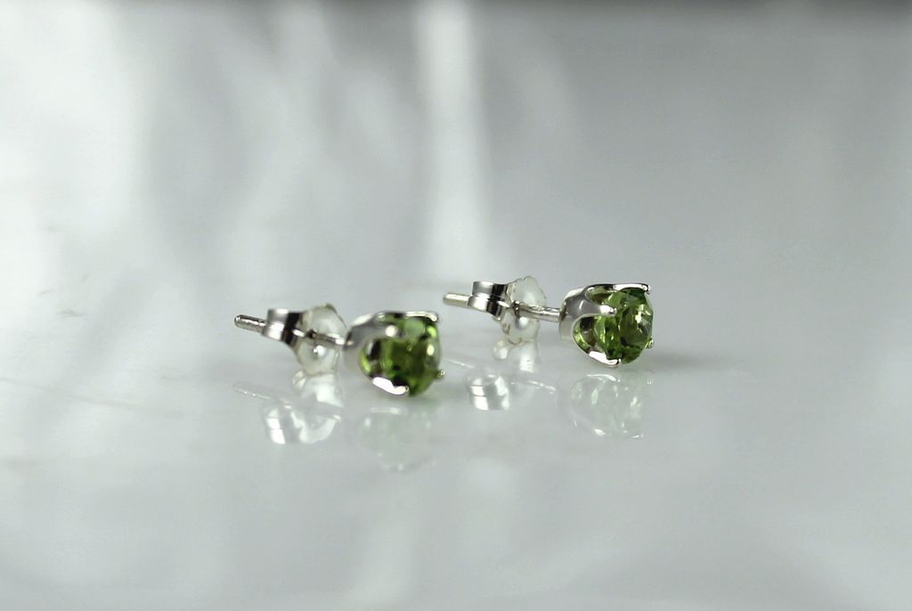 1.70ct Peridot Gemstone and Sterling Silver Earrings 1.70ct Peridot Gemstone and Sterling Silver Earrings