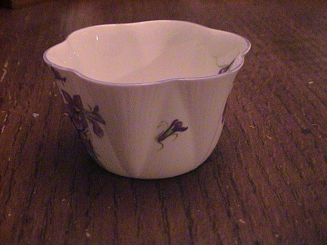 Shelley Violets Fine Bone China --- Sugar Bowl Shelley Violets Fine Bone China --- Sugar Bowl