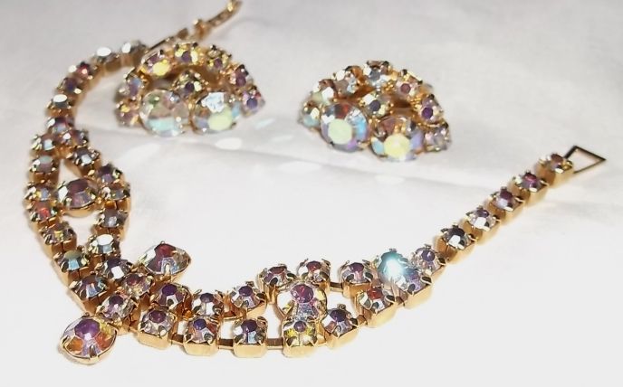 Stunning Vintage Aurora Borealis Rhinestone Goldtone Bracelet & Clip Earrings Stunning Vintage Aurora Borealis Rhinestone Goldtone Bracelet & Clip Earrings