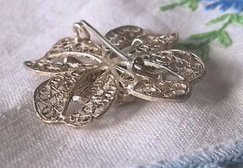 Vintage 1930s/40s Filigree Dogwood Style Flower Layered Silvertone Brooch Pin Vintage 1930s/40s Filigree Dogwood Style Flower Layered Silvertone Brooch Pin