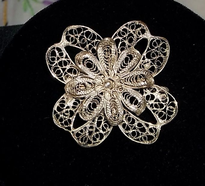 Vintage 1930s/40s Filigree Dogwood Style Flower Layered Silvertone Brooch Pin Vintage 1930s/40s Filigree Dogwood Style Flower Layered Silvertone Brooch Pin