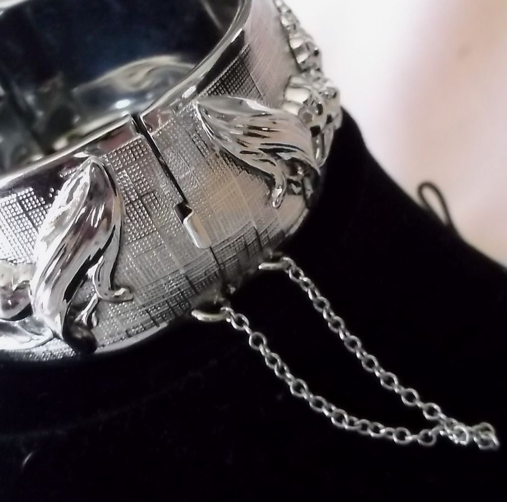 Vintage Whiting & Davis Silvertone Raised Repousse Flower Basket Hinged Bangle Bracelet Vintage Whiting & Davis Silvertone Raised Repousse Flower Basket Hinged Bangle Bracelet