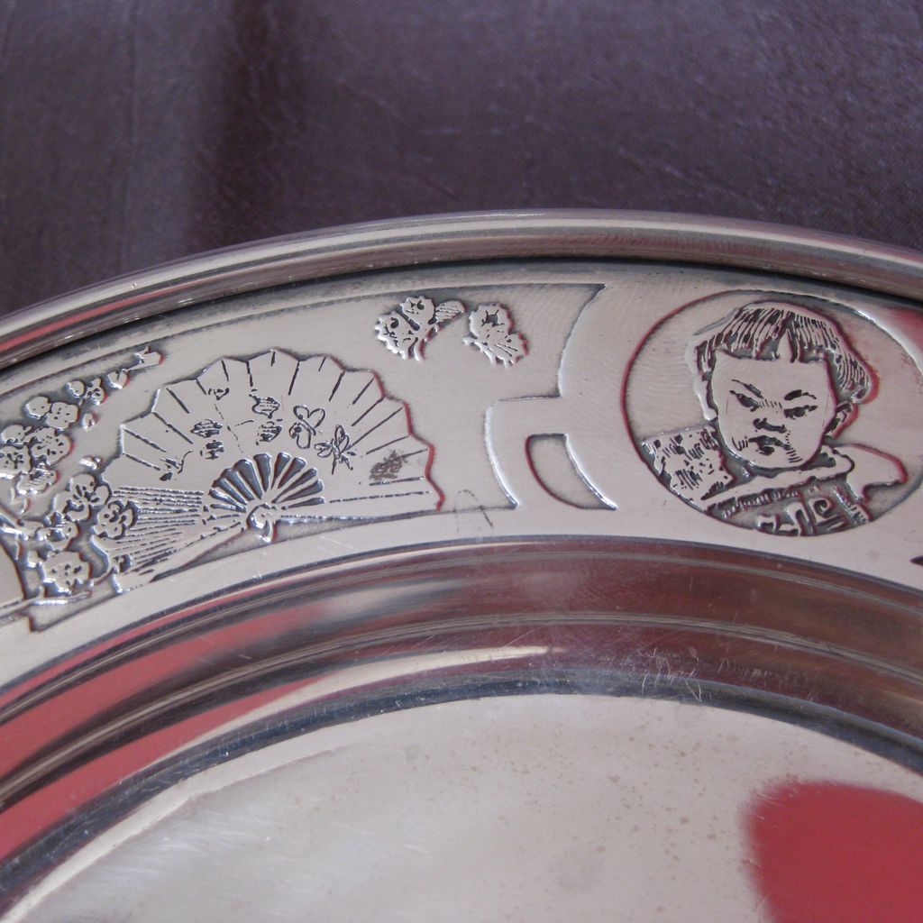 William Kerr Baby or Child Plate in Sterling Silver with a Cut Glass Dome William Kerr Baby or Child Plate in Sterling Silver with a Cut Glass Dome
