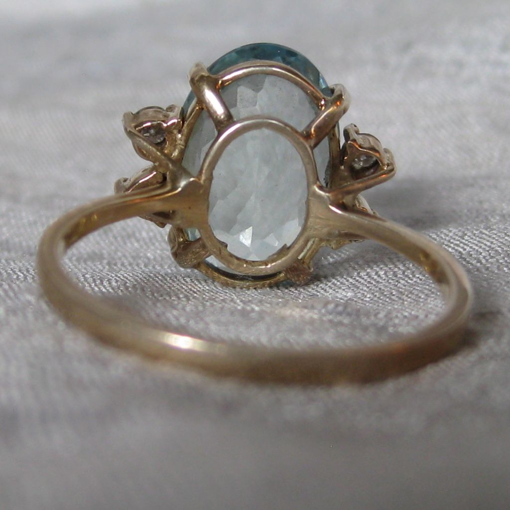 Vintage Aquamarine & Diamond 18k Yellow Gold Ring Vintage Aquamarine & Diamond 18k Yellow Gold Ring