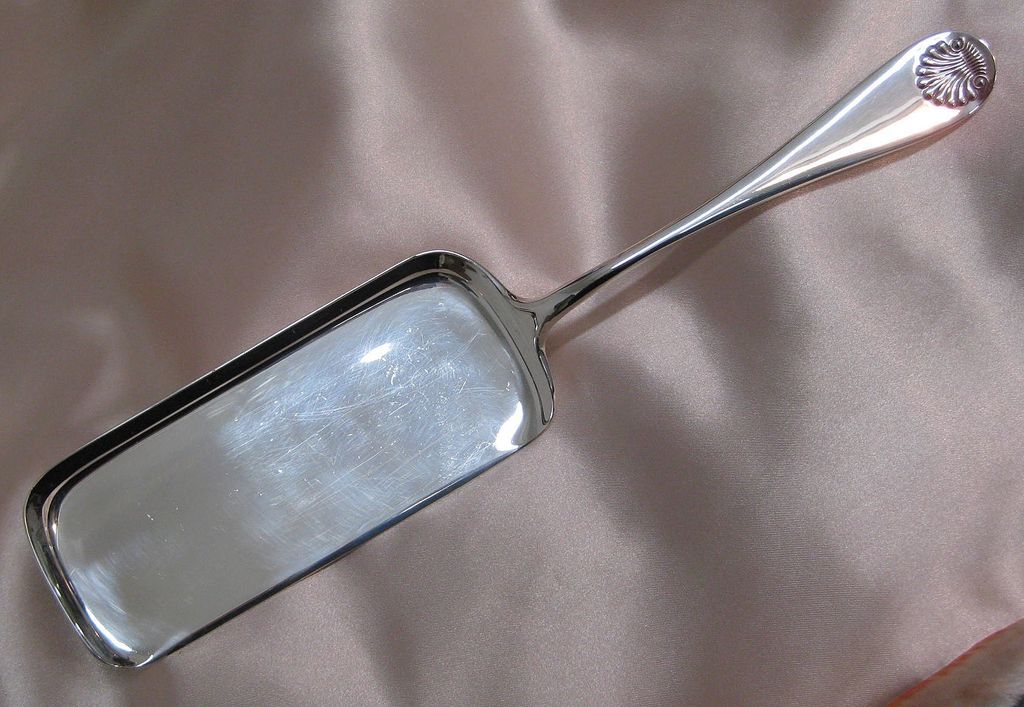 Reed & Barton Sterling Silver Crumber or Fish Server in "Shell" Pattern Reed & Barton Sterling Silver Crumber or Fish Server in "Shell" Pattern