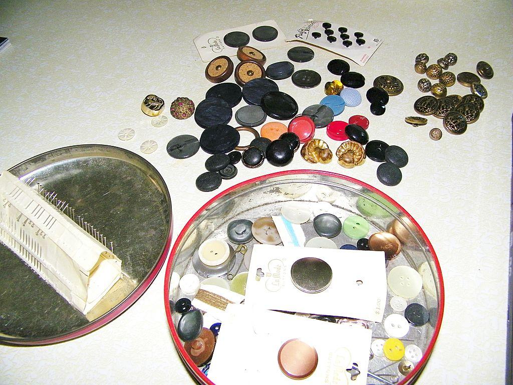 Vintage toffee tin filled with lot vintage buttons Vintage toffee tin filled with lot vintage buttons