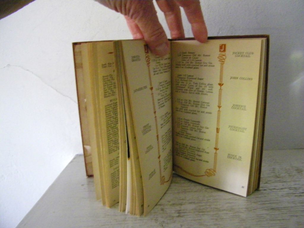 Old Mr. Boston DeLuxe Official Bartender's Guide 1946 Old Mr. Boston DeLuxe Official Bartender's Guide 1946