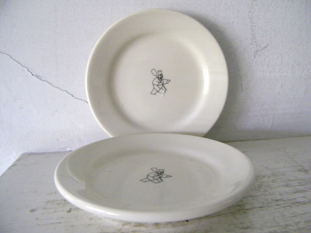 Two (2) Homer Laughlin Restaurantware Plates 5 1/2" Two (2) Homer Laughlin Restaurantware Plates 5 1/2"