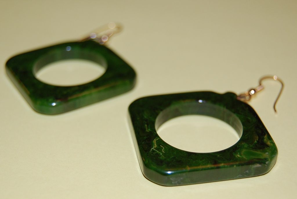 1960s Chunky Marbled Green Bakelite Cut-Out Earrings 1960s Chunky Marbled Green Bakelite Cut-Out Earrings