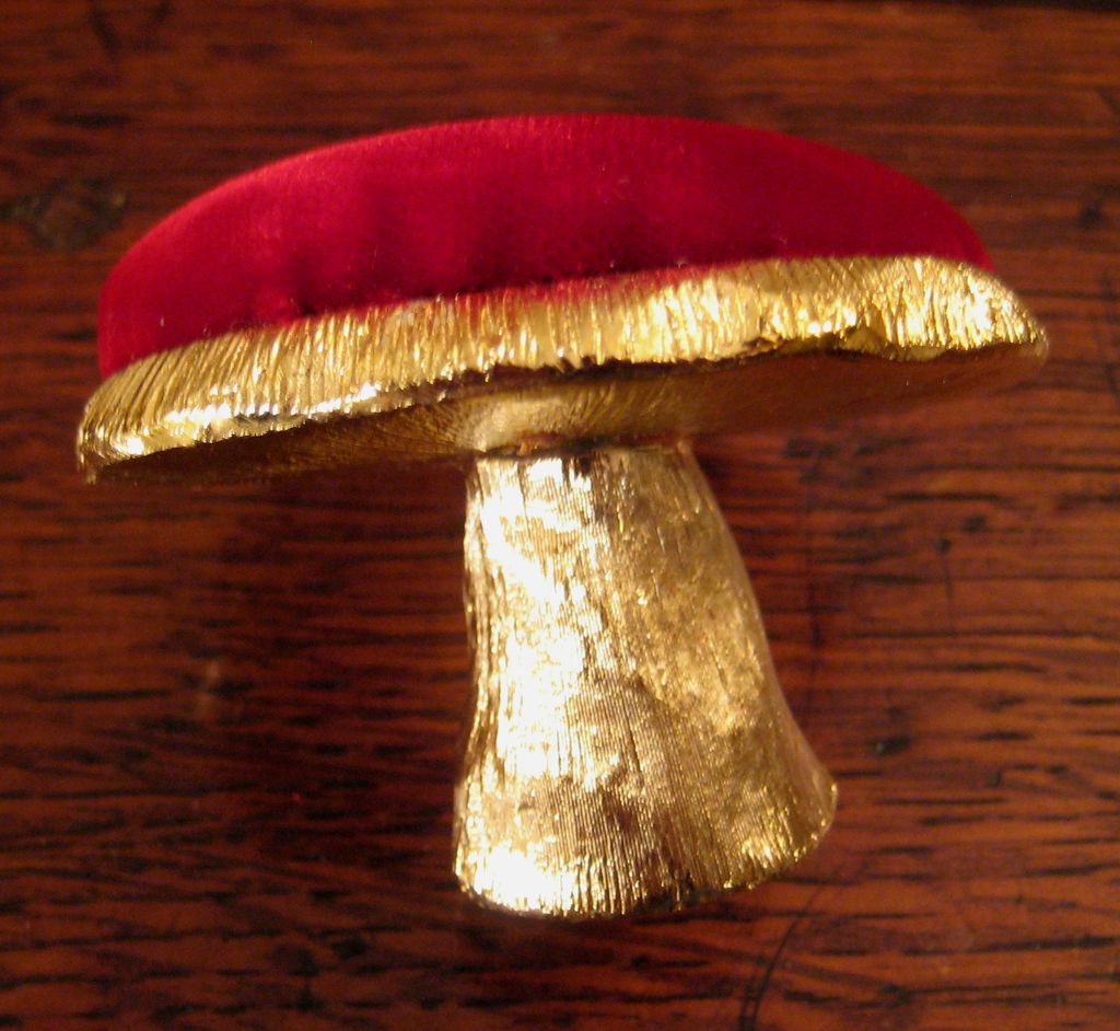 Vintage Gilt Metal Mushroom Pin Cushion Vintage Gilt Metal Mushroom Pin Cushion